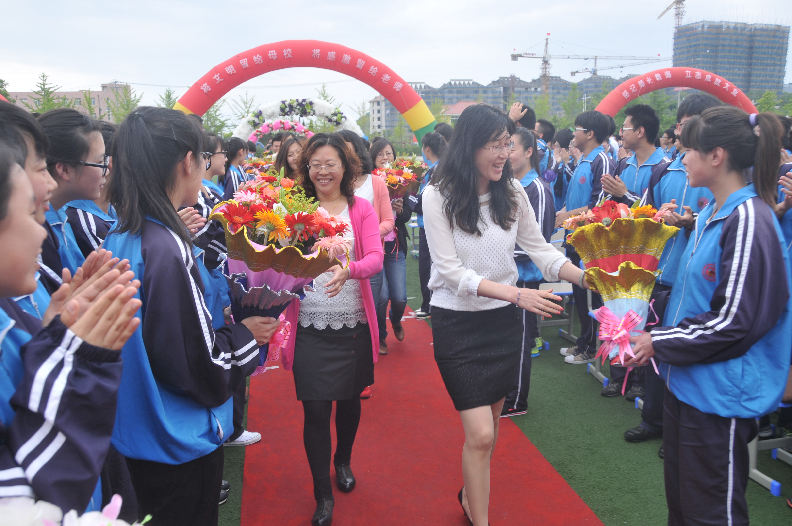 高三学子为老师鲜花,感恩老师,感恩母校