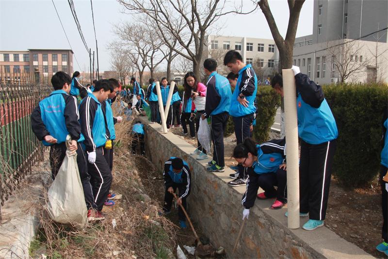 保护周边环境,构建和谐校园------长海高中组织学生清理校园周边垃圾